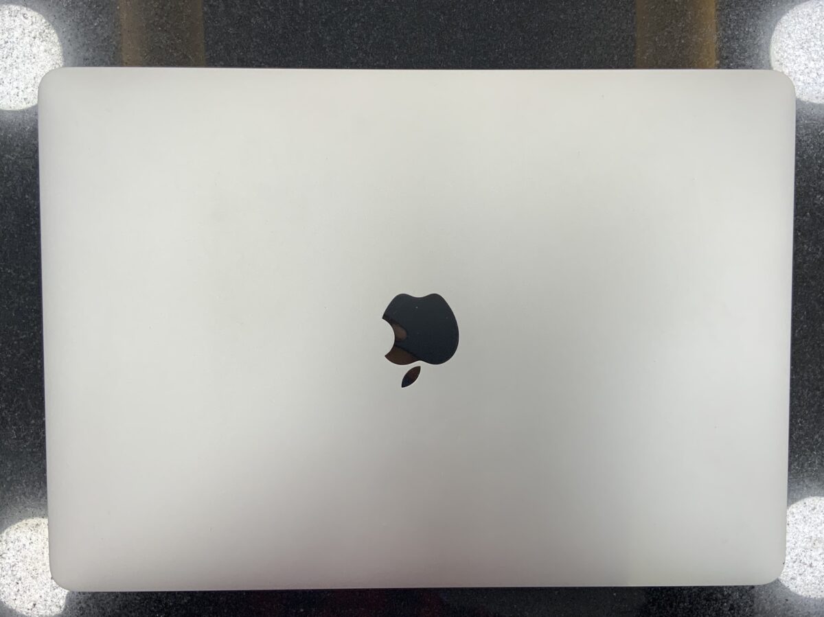 Macbook pro 2019 13 core i7 back 1 scaled